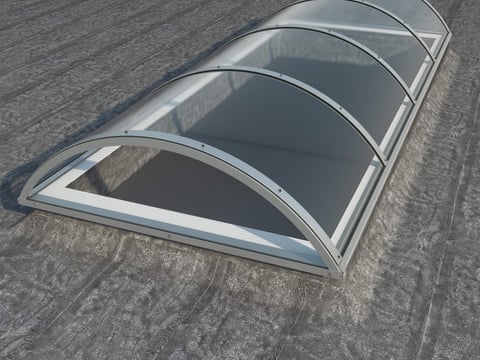 Gebogen aluminium lichtstraten met heldere segmenten voor hallen en carports, robuust ontwerp
