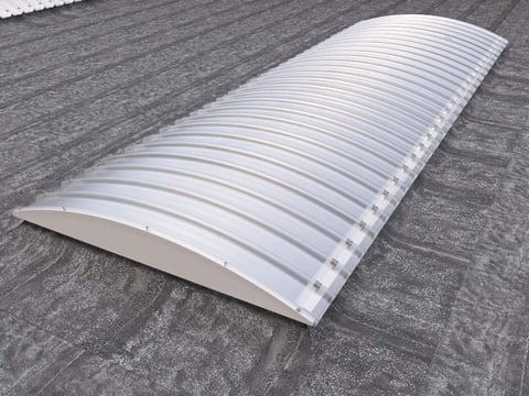 Stabilight lichtstraten gemaakt van dubbelwandige platen op een industrieel dak voor optimale verlichting