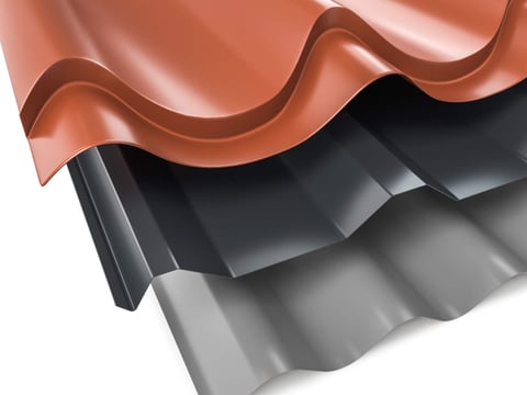 Robuuste selectie metalen platen in verschillende vormen - dakpanplaten in dakpanrood, damwandplaten in antraciet en golfplaten in grijs, ideaal voor dak- en gevelbekleding