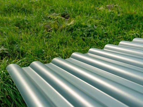 Recyclebare, metaalachtige profielplaten bieden een milieubewuste keuze voor dak- en gevelbekleding