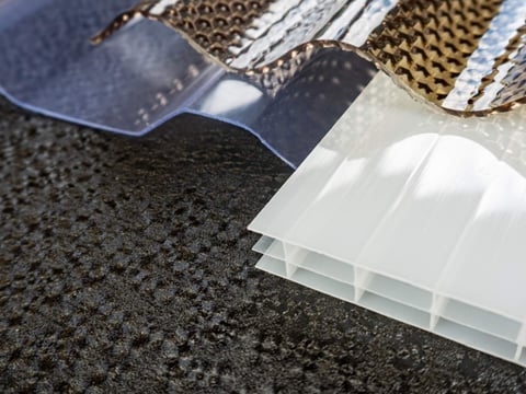 Een close-up van de dubbelwandige lichtplaten toont de robuuste materiaallagen en transparante kwaliteit voor duurzame, weerbestendige dakbedekking