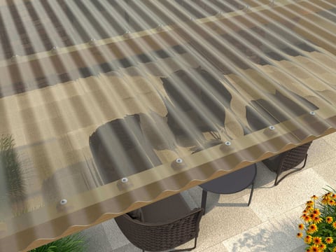 Semi-transparante golfplaten in bruintinten als lichtplaten voor terrasoverkappingen, lichtdoorlatend en weerbestendig, met metalen versterking