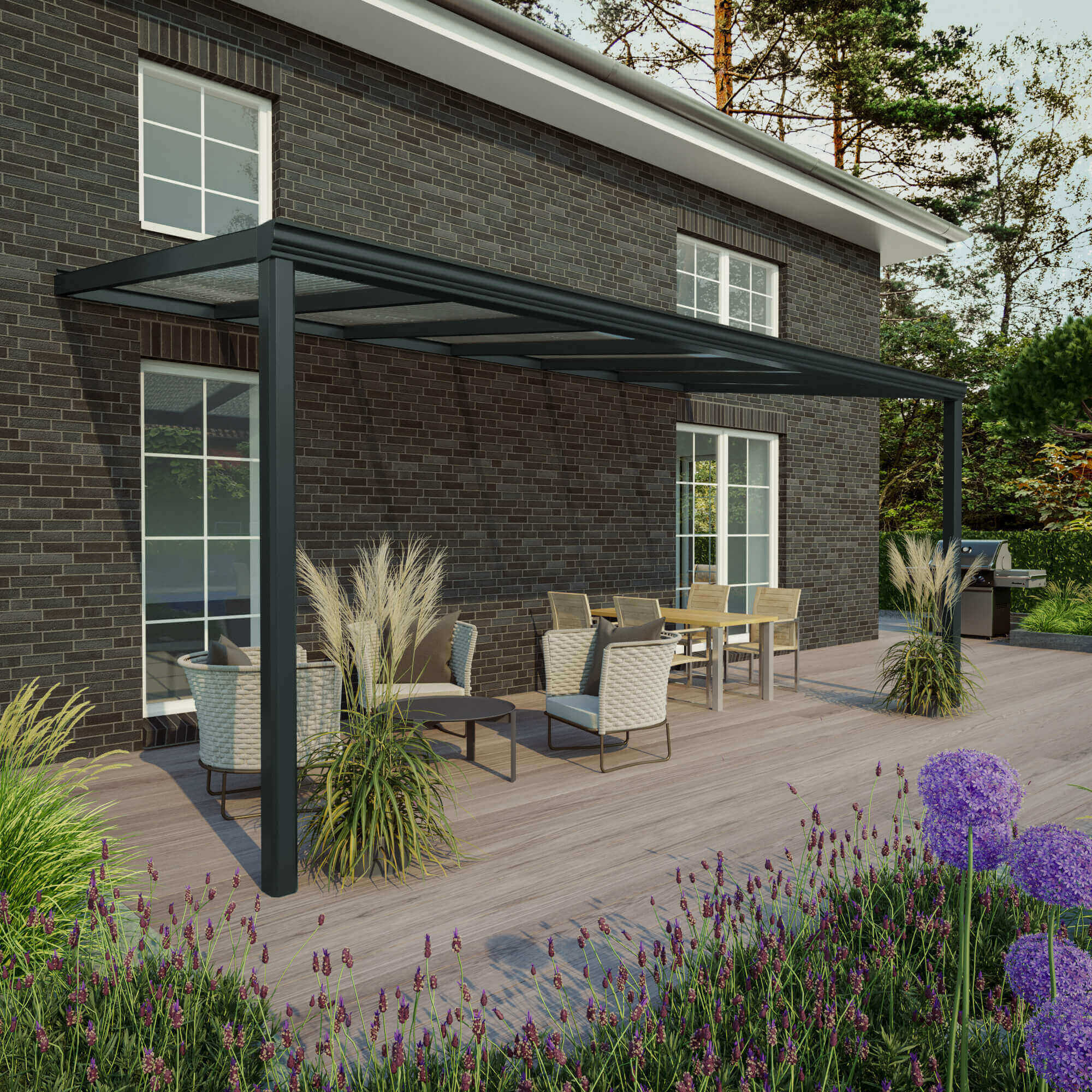 Antracietkleurige terrasoverkapping met een elegant ontwerp, omgeven door een gezellige zithoek en een groen tuinlandschap