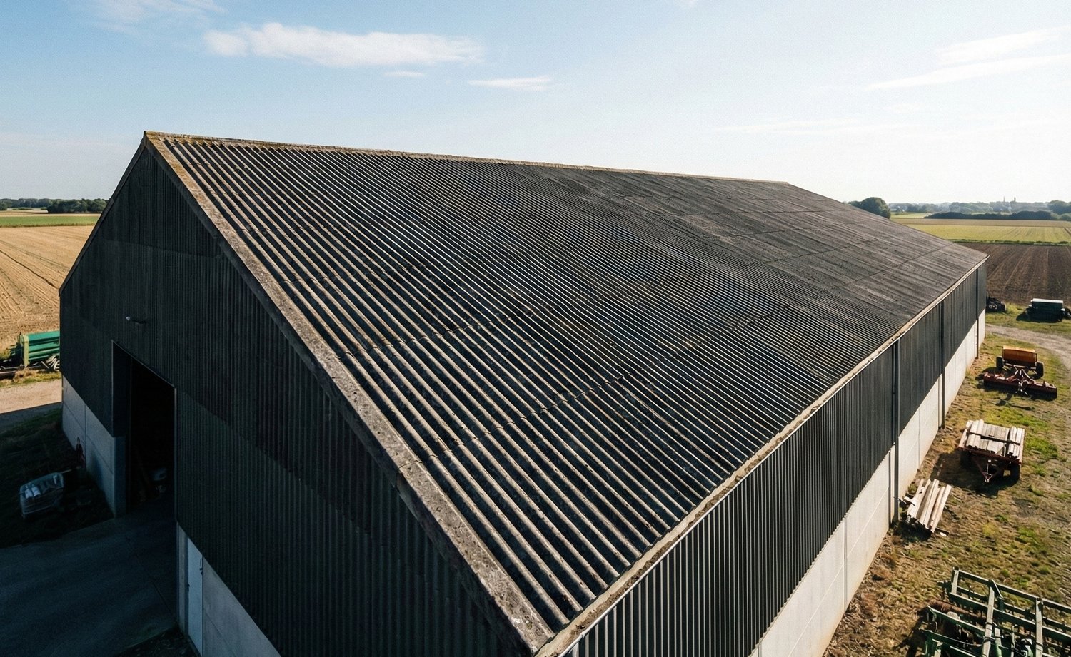 Duurzame dakbedekking met grijze vezelcement golfplaten op een opslagloods