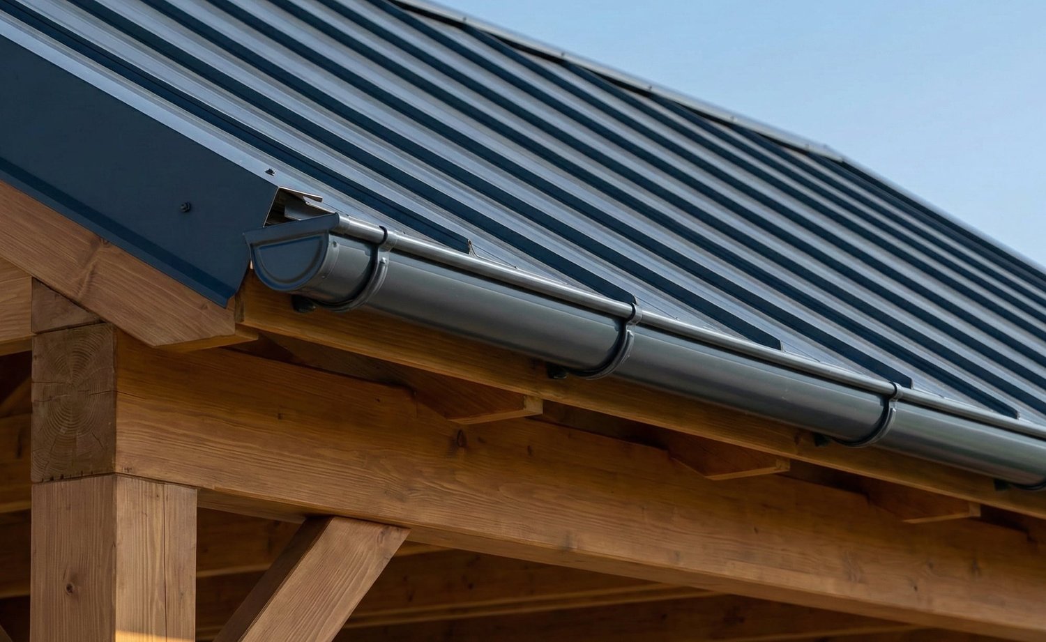 Vakkundig achteraf aangebrachte dakgoot op een carport met damwandplaat-dakbedekking