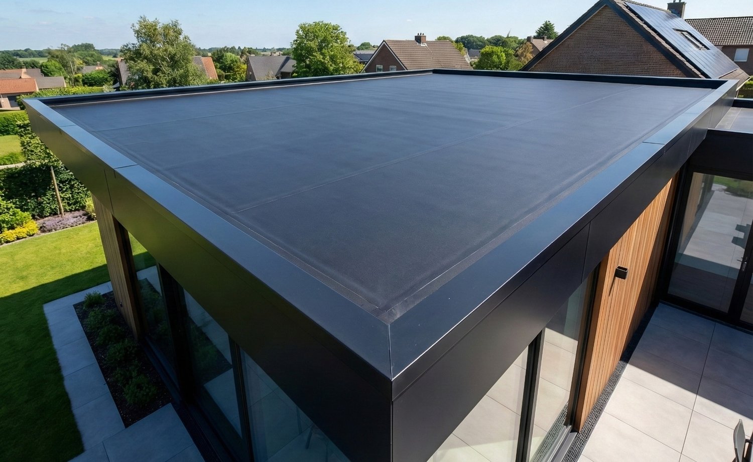 Naadloze vlakdak-afdichting met zwarte EPDM-dakfolie op een moderne aanbouw