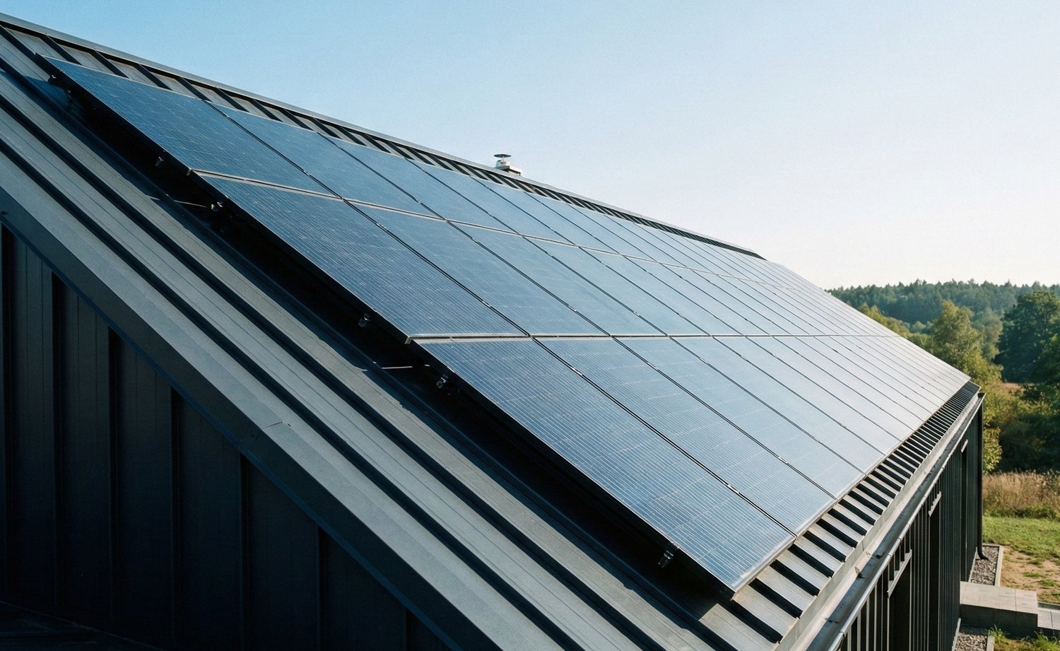 Vakkundige PV-installatie op een normconform damwandplaat-dak