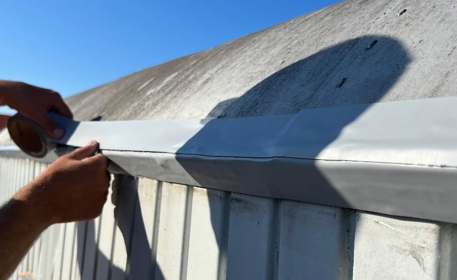 Dakreparatieband wordt met een aandrukroller stevig op de ondergrond geperst