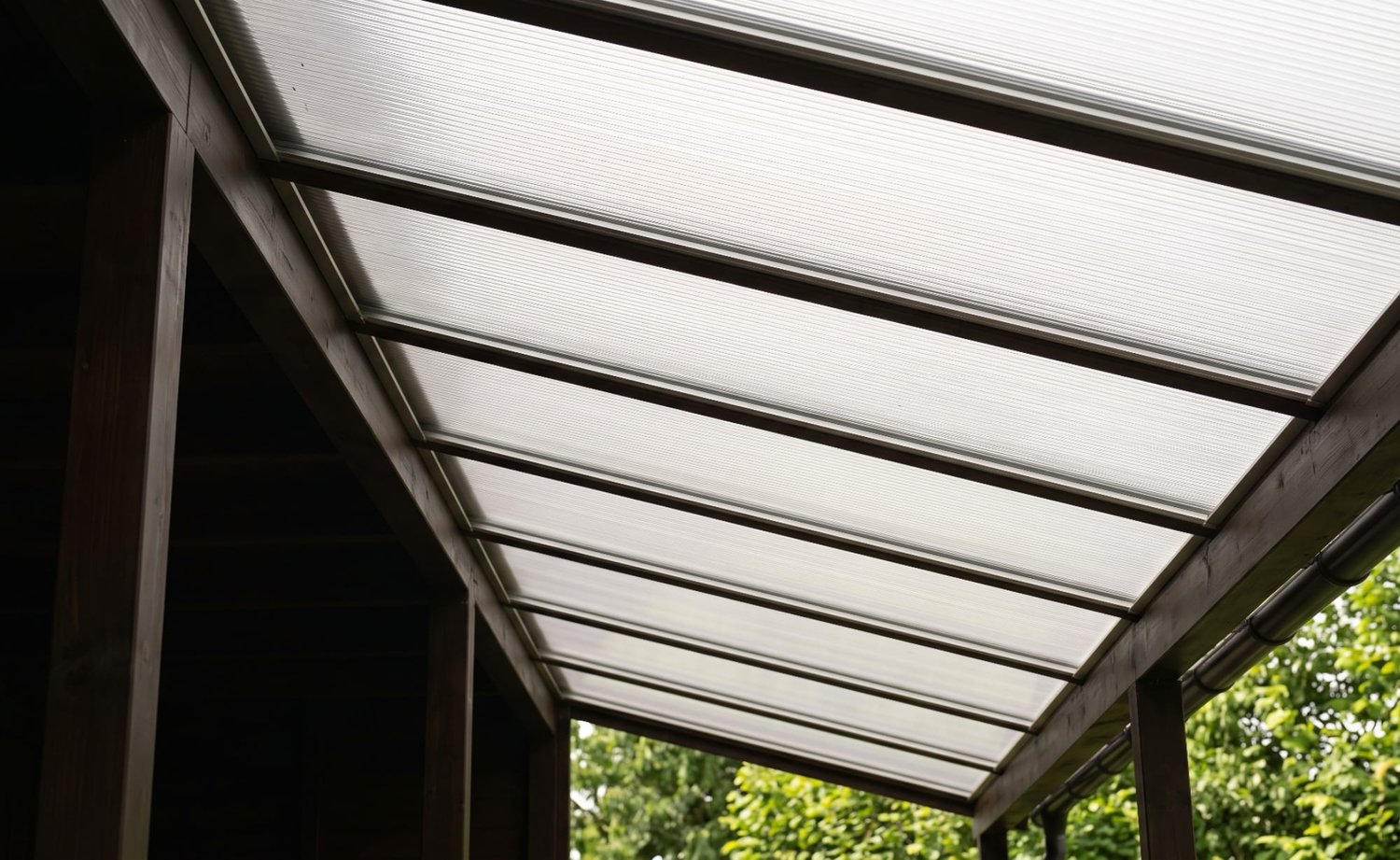 Onderaanzicht van een terrasoverkapping met kanaalplaten en aluminium montageprofielen