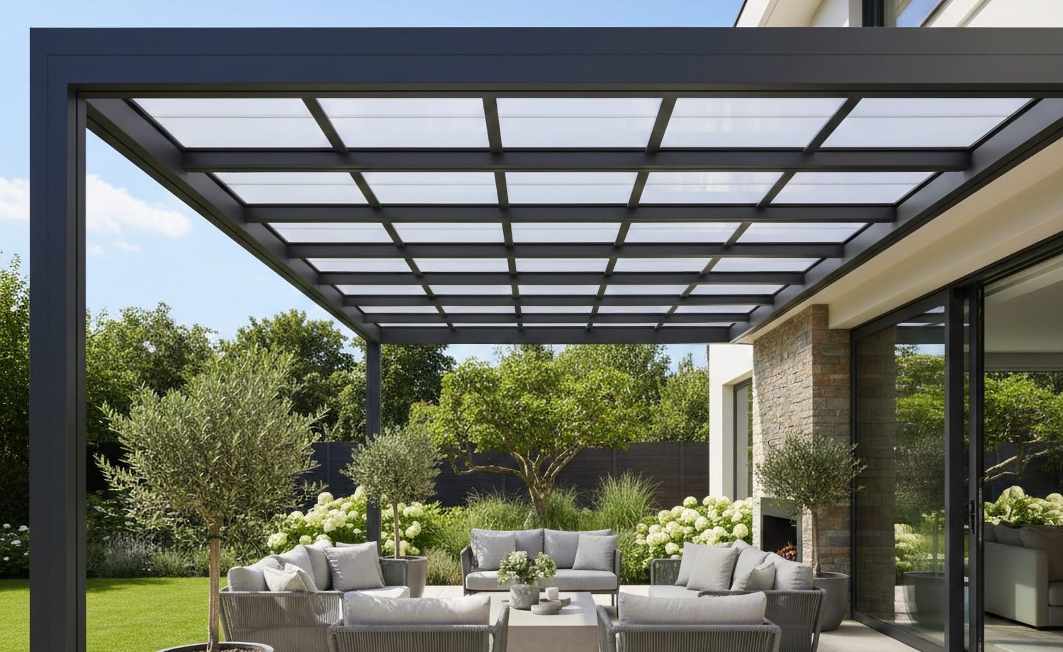 Moderne terrasoverkapping met transparante kanaalplaten en aluminium-profielen