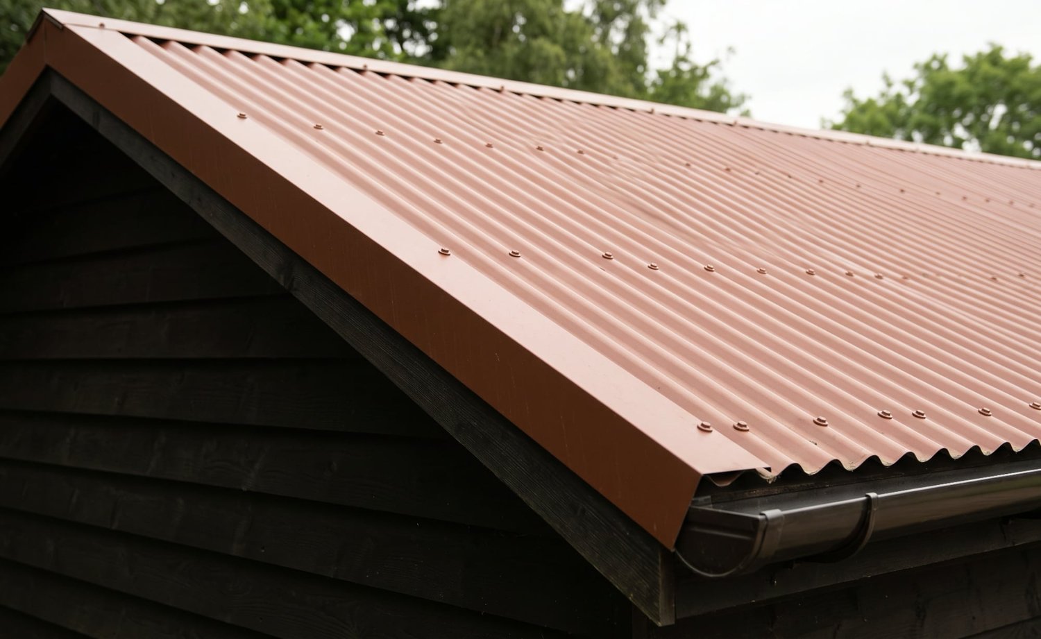 Koperbruine metalen golfplaten in sinusprofiel op het dak van een bedrijfsgebouw