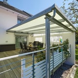 Gelegde Acrylglas kanaalplaten Goud-opaal als terrasoverkapping op een houten terras