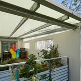 Terrasoverkapping met Scobalit Acrylglas kanaalplaten Goud-opaal, zicht van onderaf