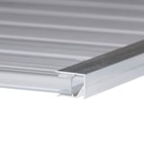 Afsluitprofiel onderzijde van blank aluminium, 10 mm, gemonteerd op een geribbelde plaat
