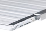 Detail: Aluminium tape op de bovenzijde van een lichtplaat met kamerstructuur