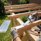Montage: Aluminium tape wordt aangebracht op houten constructie van een terrasoverkapping
