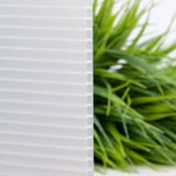 Detail van de 10 mm polycarbonaat lichtplaat in opaal wit met kamerstructuur
