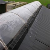 Polyester lichtplaat helder, 1,30 mm dikte, als lichtstraat op een donker damwandplaten dak