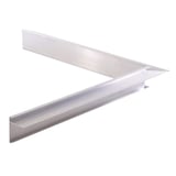 Binnenhoek van blank aluminium, van bovenaf gezien, met geribbelde bovenzijde