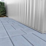 Buitenhoek Zilver-Metallic RAL 9006 aan de onderkant van een verticale damwandplaatwand