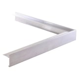 Buitenhoek van blank aluminium, schuin van bovenaf gefotografeerd, met geribbelde binnenkant