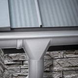 Niagara stalen dakgoot in zilver-metallic (RAL 9006) met Niagara logo op de afvoer, gemonteerd