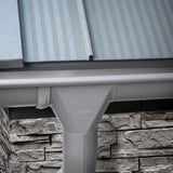 Niagara dakgoot in grijs aluminiumkleurig (RAL9007) gemonteerd onder een dak met profielplaten