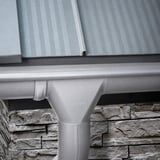 Detail van Niagara stalen dakgoot en afvoerbuis in zilver-metallic met Niagara logo
