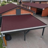 Dakpanplaat Wijnrood (RAL 3005) op het dak van een carport, installatie met dakgoot