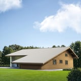 Dakpanplaat Grijswit op het dak van een houten huis met aanbouw, omgeven door groen