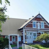 Woonhuis met dak van dakpanplaat 2/1060 aluminium RAL9007