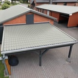 Dakpanplaat 2/1060 lichtgrijs op een carportdak, vogelperspectief