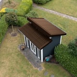 Klein tuinhuis met lessenaarsdak van sepiabruine dakpanplaat 2/1060
