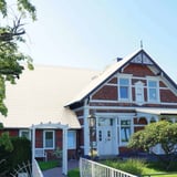 Historisch woonhuis met dak van dakpanplaat 2/1060 Zuiverwit (RAL 9010)