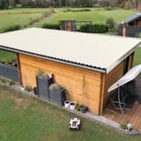 Tuinhuis met dak van dakpanplaat 2/1060 Zuiverwit (RAL 9010) en robotmaaier