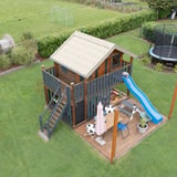 Speelhuis met dak van dakpanplaat 2/1060 Zuiverwit (RAL 9010) en glijbaan in de tuin