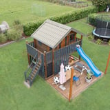 Dakpanplaat Grijswit RAL 9002 op het dak van een boomhut met glijbaan en trampoline