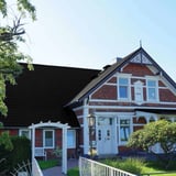 Dakpanplaat 2/1060 Gitzwart op het dak van een landhuis, toepassingsvoorbeeld
