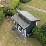 Dakpanplaat aluminium Zilver-Metallic op het dak van een modern tuinhuis, bovenaanzicht