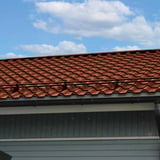 Dak van dakpanplaat EUROPA Koperbruin, 0,50 mm staal, 25 µm polyester coating, met dakgoot