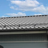 Dak met dakpanplaat EUROPA in donkere kleur, detailweergave van de installatie