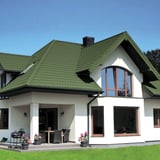 Modern huis met witte gevel en dak van dakpanplaat Szafir 350/15 Resedagroen
