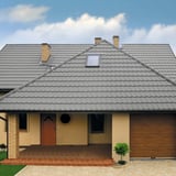 Huis met dak van dakpanplaat Szafir 350/15 Zilver-Metallic, dakraam