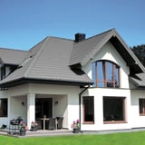 Modern huis met dak van dakpanplaat Szafir 350/15 Zilver-Metallic