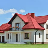 Huis met dak van kersrode dakpanplaat Szafir 350/15, 0,40 mm, met balkon