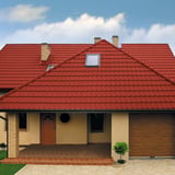 Huis met dak van dakpanplaat Szafir 350/15 Koraalrood, 0,50 mm, legging