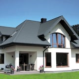 Modern huis met dak van dakpanplaat Szafir 350/15 Pelsgrijs, 0,50 mm