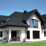 Dak met dakpanplaat Szafir 350/15 Grafietgrijs op een modern wit huis
