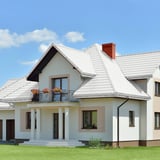 Huis met dak van dakpanplaat Szafir 350/15 Lichtgrijs, 0,50 mm staal, 25 µm polyester coating