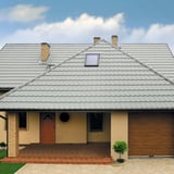 Huis met dak van dakpanplaat Szafir 350/15 Lichtgrijs, 0,50 mm staal, 25 µm polyester coating